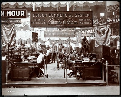 Vista dello stand della Edison Co. di attrezzature per ufficio a una fiera al Madison Square Garden, New York, 1905 da Byron Company